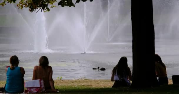 Ženy Odpočívající Městském Parku Poblíž Fontány Breda Nizozemsko Srpen 2018 — Stock video