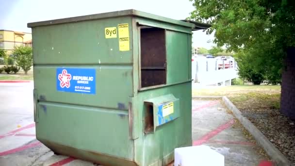 Cumartesi Sabahı Apartmanımdaki Yeşil Bir Çöp Bidonunun Videosu — Stok video
