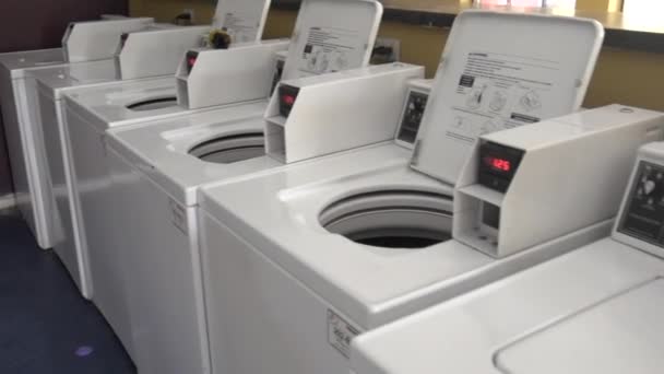 Güneşli Bir Günde Arlington Teksas Taki Apartmanımın Çamaşırhanesindeki Çamaşır Makinesinin — Stok video