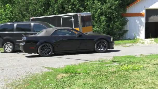 Černý Kabriolet Mustang Příjezdové Cestě Garáže — Stock video