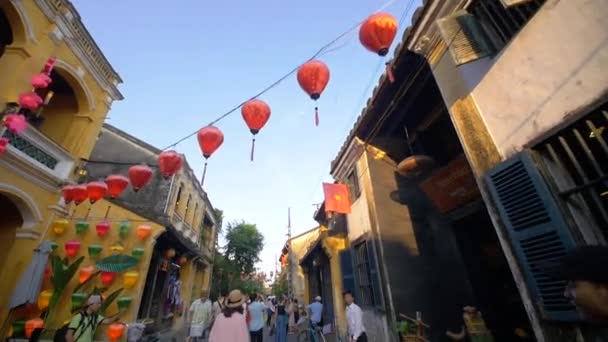 Asijské Turisté Chodit Tradiční Silnici Lucernami Visí Natočeno Hoi Vietnam — Stock video