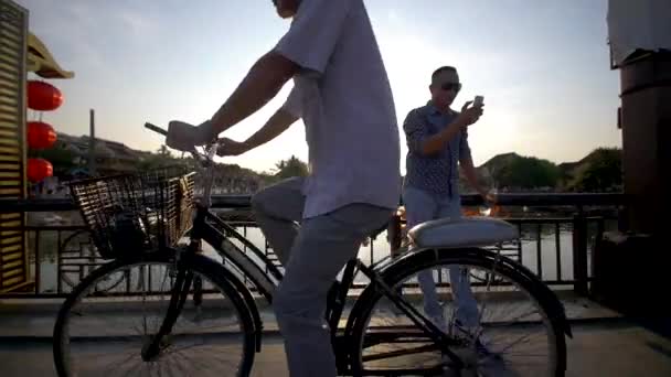 Bisikletçiler Fotoğrafçılarla Köprüde Bir Izleme Çekimi Hoi Vietnam Popüler Bir — Stok video