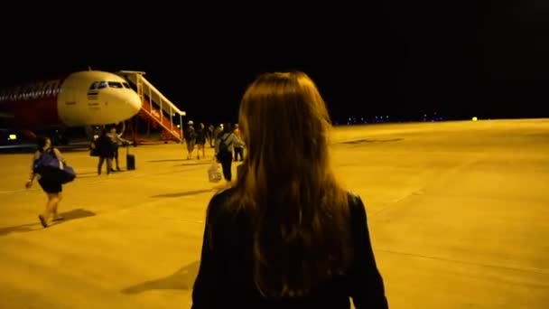 Ingwermädchen Auf Nächtlichem Weg Zum Flugzeug Thailand — Stockvideo