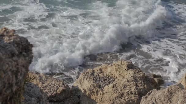 Alto Ângulo Ondas Esmagando Costa Oeste Ilha Rhodes Grécia Constistas — Vídeo de Stock