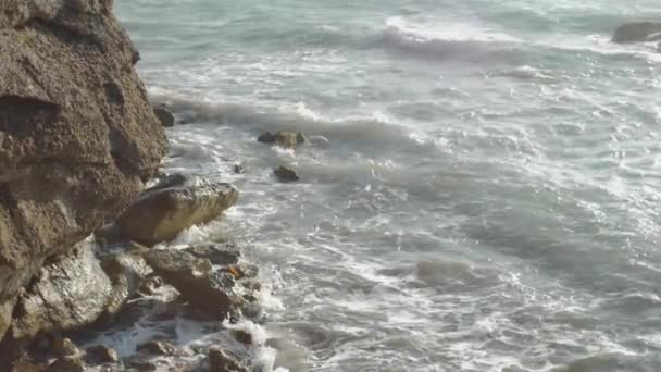 Zbliżenie Fal Miażdżących Zachodnim Wybrzeżu Wyspy Rodos Grecja Strzał Wewnętrzny — Wideo stockowe