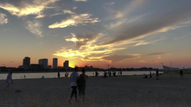 Menschen Strand Vor Der Skyline Von Kopenhagen — Stockvideo