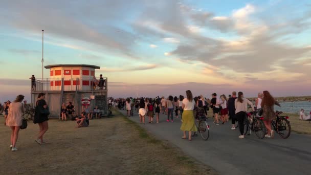 Menschen Gehen Bei Sonnenuntergang Zum Strand — Stockvideo
