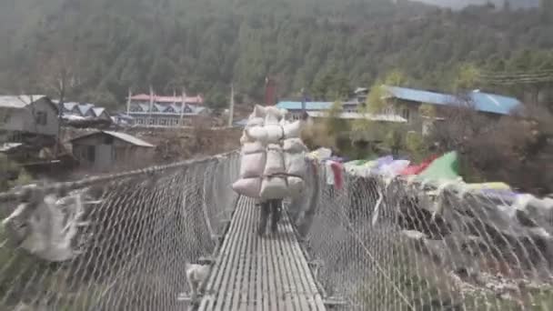 尼泊尔前往珠穆朗玛峰途中运送重物的港口 — 图库视频影像