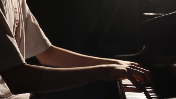 Jeune Homme Jouer Sur Piano — Video