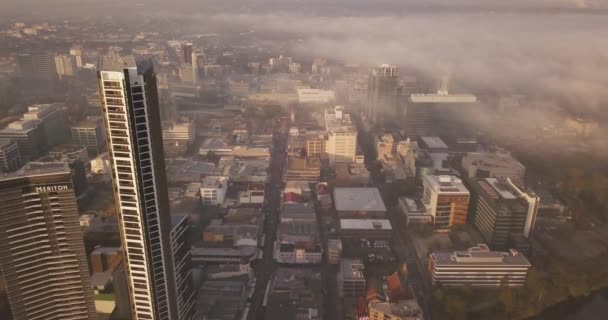 无人机从上空飞过黎明时分 雾蒙蒙的晨曦笼罩在大都市的上空 — 图库视频影像