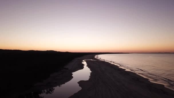 ノース ストラディーQldオーストラリア フリンダーズビーチのドローンからの空中撮影 7月下旬の日没時に — ストック動画