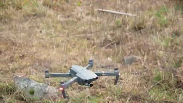 Sebuah Dji Mavic Pro Drone Lepas Landas Sebuah Peternakan Pohon — Stok Video