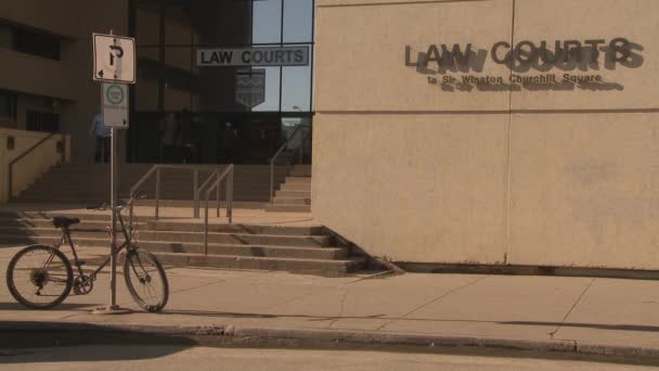 Lidé Vstupují Vystupují Severních Dveří Budovy Edmonton Law Courts Únor — Stock video