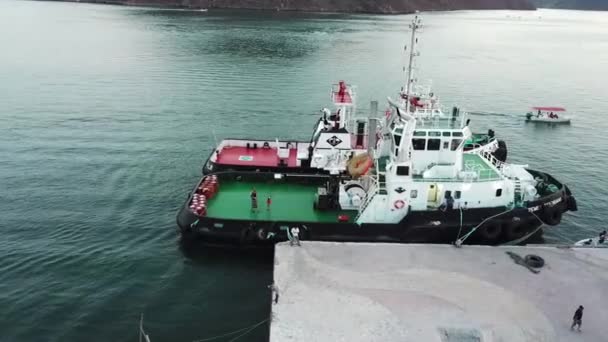 Βάρκα Στην Αποβάθρα Στο Λιμάνι — Αρχείο Βίντεο