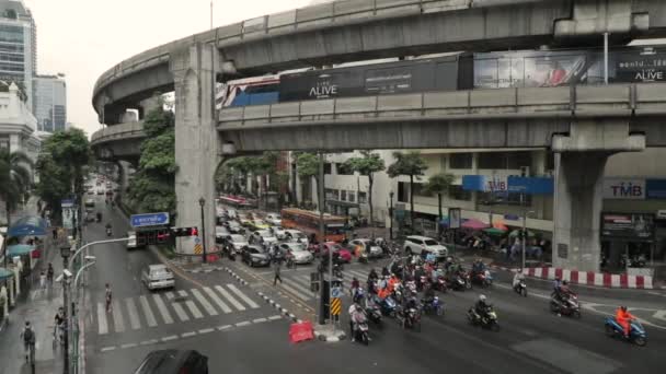 Urban Slow Motion Shot Tráfico Loco Coches Motos Metro Tren — Vídeos de Stock