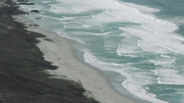 海とサーフィンのビデオは 1500でセスナから撮影されたチャネル諸島のサンタクルーズ島で破壊します これは安定した発射ではなく 意図的に行われました — ストック動画