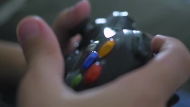 Ένας Παίκτης Παίζει Xbox Ένα Ασύρματο Χειριστήριο — Αρχείο Βίντεο