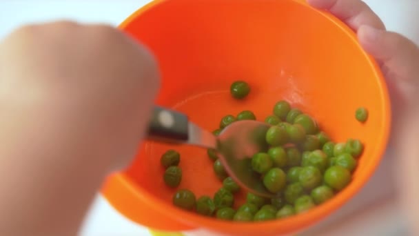 Над Плечем Маленької Дитини Будучи Незалежною Їдять Здоровий Зелений Горошок — стокове відео