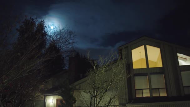 Luz Luna Sobre Una Casa Iluminada — Vídeos de Stock