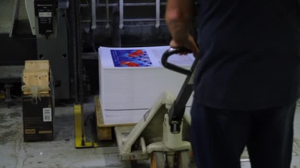 Ein Magazin Wird Durch Eine Große Industrielle Druckmaschine Weiterverarbeitet — Stockvideo