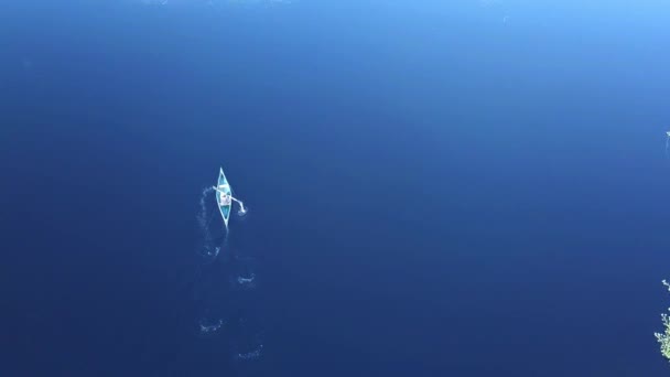 Homem Remando Caiaque Cima Zoom Out Aerial — Vídeo de Stock