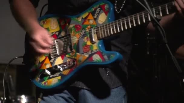 一个在西部乡村酒吧里弹吉他的人 — 图库视频影像