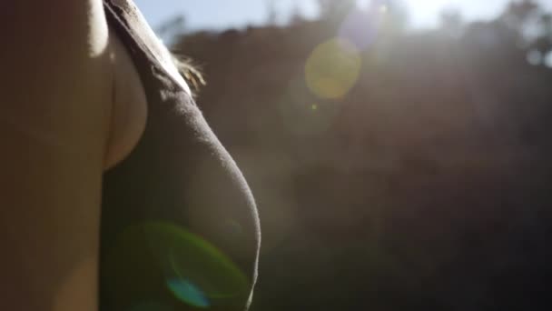 Mujer Yong Haciendo Yoga Afuera Con Fuerte Luz Solar Detrás — Vídeos de Stock