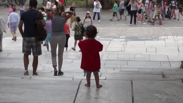 Ένα Παιδί Στέκεται Μόνο Του Στο Πλήθος Στον Πεζόδρομο Της — Αρχείο Βίντεο
