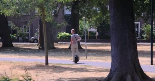 Άνθρωπος Στο Πάρκο Της Πόλης Για Αυτο Εξισορρόπηση Ηλεκτρικό Unicycle — Αρχείο Βίντεο