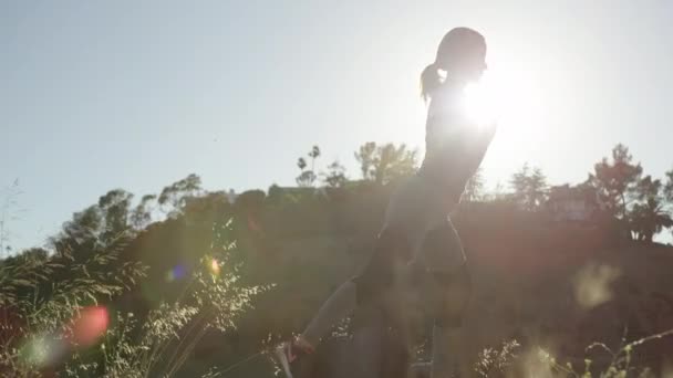 美丽的金发女子在室外做瑜伽 背景是阳光 — 图库视频影像