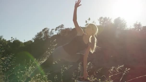 Hermosa Mujer Rubia Lleva Cabo Posturas Yoga Fuera — Vídeo de stock