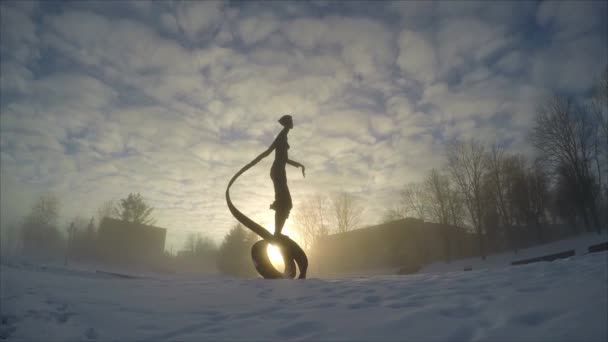 Metalen Sculptuur Mist Wolken Winter Tijdsverloop — Stockvideo