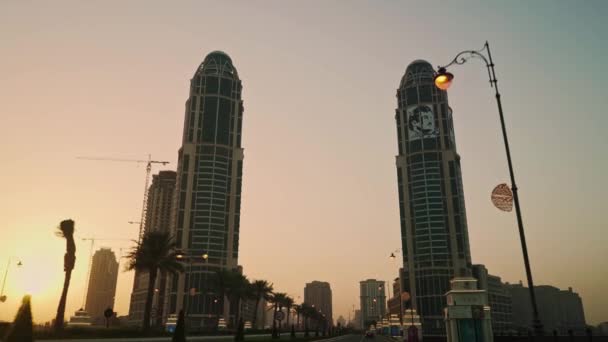 Tidlig Morgen Glat Kørsel Gennem Hovedindgangen Til Pearl Doha Qatar – Stock-video
