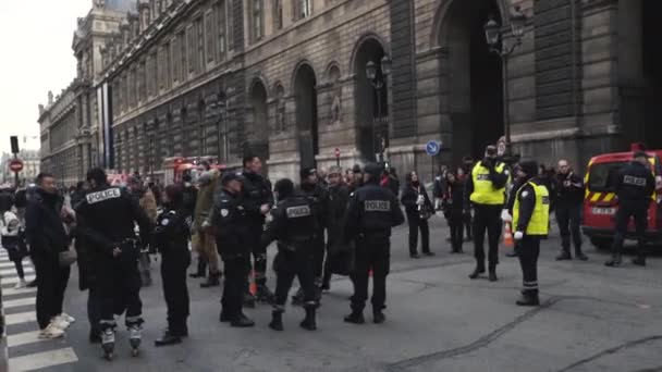 Policie Vytvoří Blokádu Poblíž Louvru Aby Pomohla Kontrolovat Přístup Chodců — Stock video