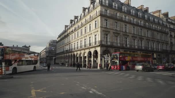 Polizia Temporaneamente Chiudere Strada Vicino Louvre Parigi Consentire Veicolo Emergenza — Video Stock