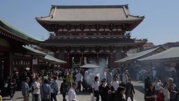Senso Buddhist Temple Asakusa Tokyo Closer Shot People — Stock Video