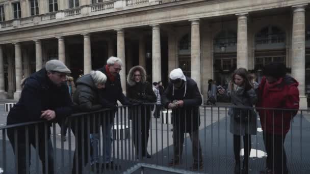 Velho Pescando Moedas Paris Desejando Bem Enquanto Espectadores Assistir — Vídeo de Stock