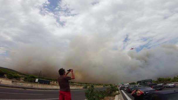 从一辆在高速公路上行驶的汽车驶向Kineta 进入野火中的烟云中 你可以看到这一幕 那年夏天在希腊 阿提卡最大的野火之一 — 图库视频影像