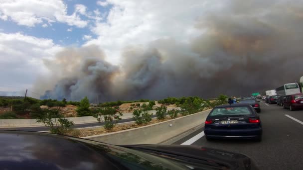 View Car Driving Highway Approaching Kineta Entering Smoke Cloud Wildfire — Stock Video