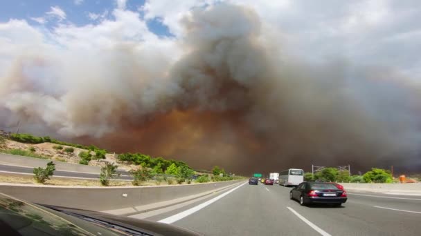 キネタに近づく高速道路を走る車から眺め 山火事から煙雲に入る ギリシャでのその夏の間のAtticaの最大の野火の一つ — ストック動画