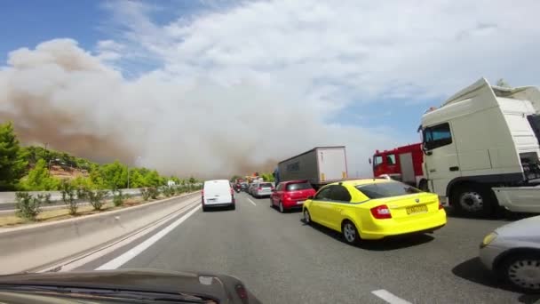Widok Samochodu Jadącego Autostradzie Zbliżającej Się Kinety Wchodzącego Chmurę Dymną — Wideo stockowe