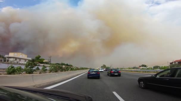 从一辆在高速公路上行驶的汽车驶向Kineta 进入野火中的烟云中 你可以看到这一幕 那年夏天在希腊 阿提卡最大的野火之一 — 图库视频影像