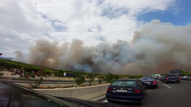 View Car Driving Highway Approaching Kineta Entering Smoke Cloud Wildfire — Stock Video