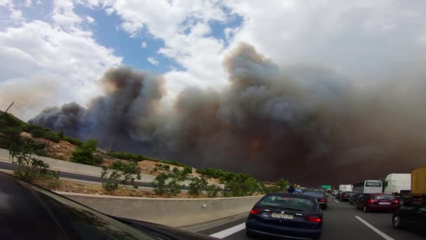 キネタに近づく高速道路を走る車から眺め 山火事から煙雲に入る ギリシャでのその夏の間のAtticaの最大の野火の一つ — ストック動画