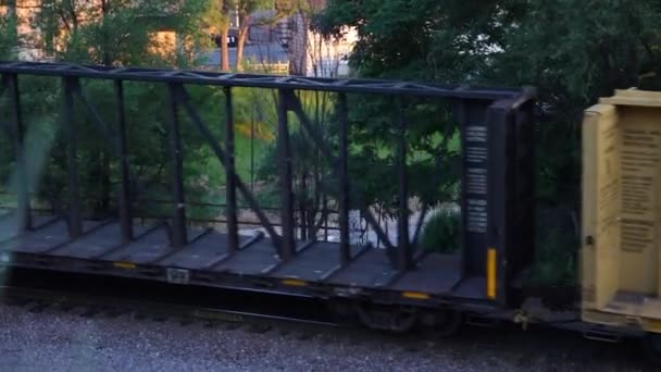 Tren Carga Pasa Por Una Ciudad Por Tarde — Vídeo de stock