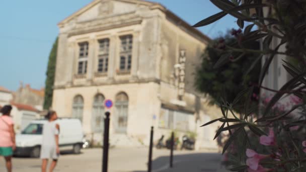 Flores Com Velho Teatro Abandonado Fundo Ciotat Pessoas Que Passam — Vídeo de Stock