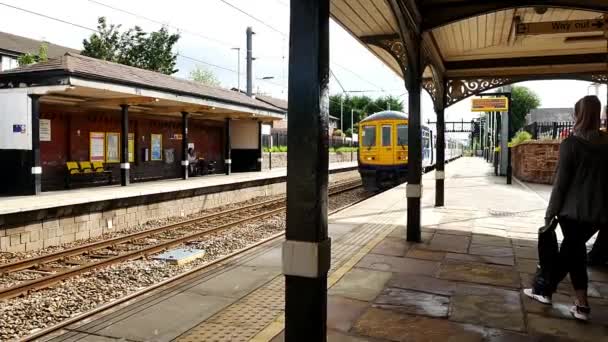 Tren Ralentizando Tirando Estación — Vídeo de stock
