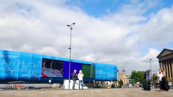 Personas Con Casos Que Entran Una Toma Panorámica Liverpool Lime — Vídeo de stock