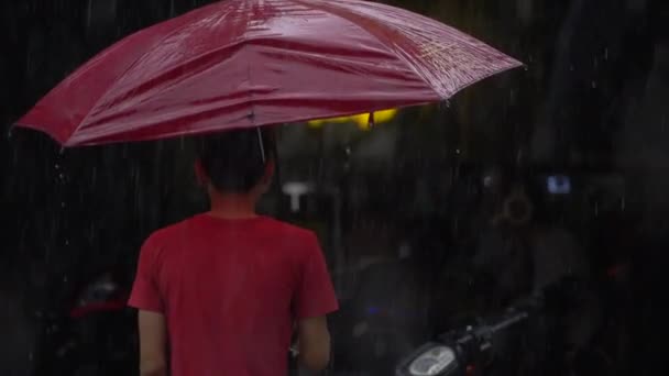 Homem Procura Abrigo Guarda Chuva Chuva Muito Forte Filmado Câmara — Vídeo de Stock