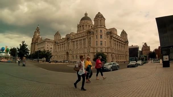 Panning Shot Degli Edifici Liverpool Liver Con Divertimenti Luna Park — Video Stock